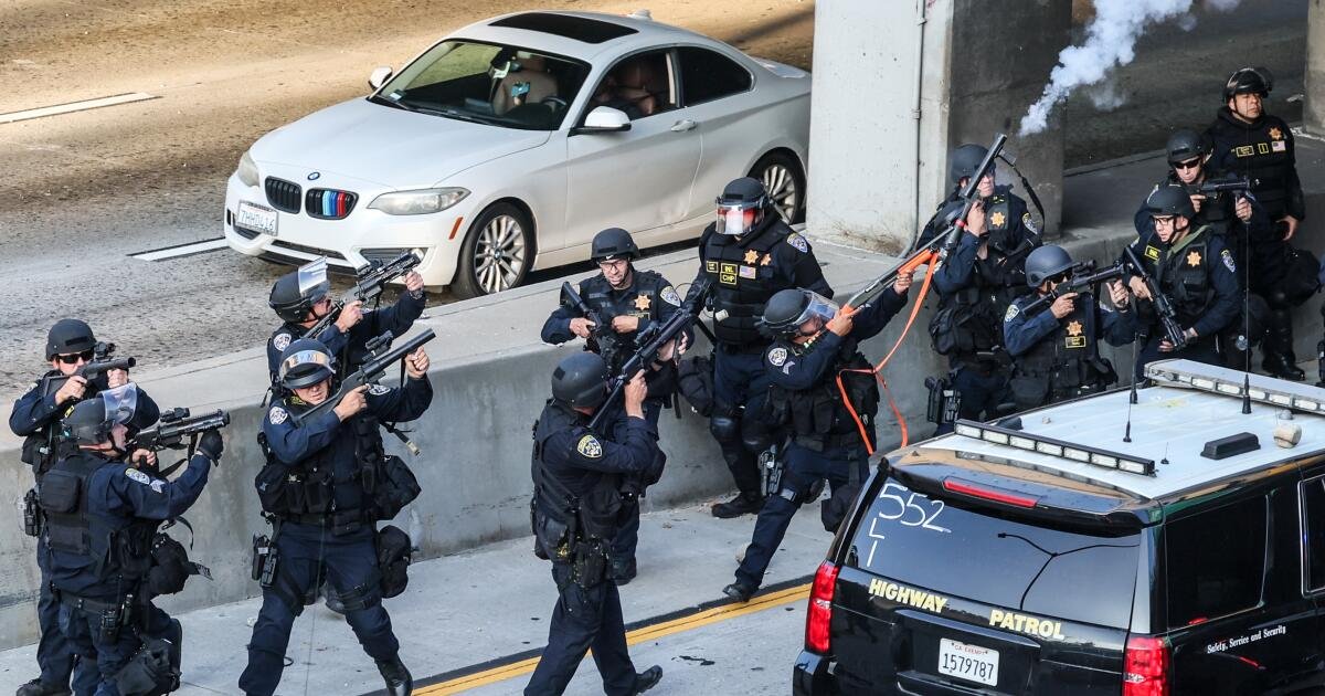 Protester acusado de lanzar ‘dispositivo destructivo’ en CHP desde el paso elevado de la autopista