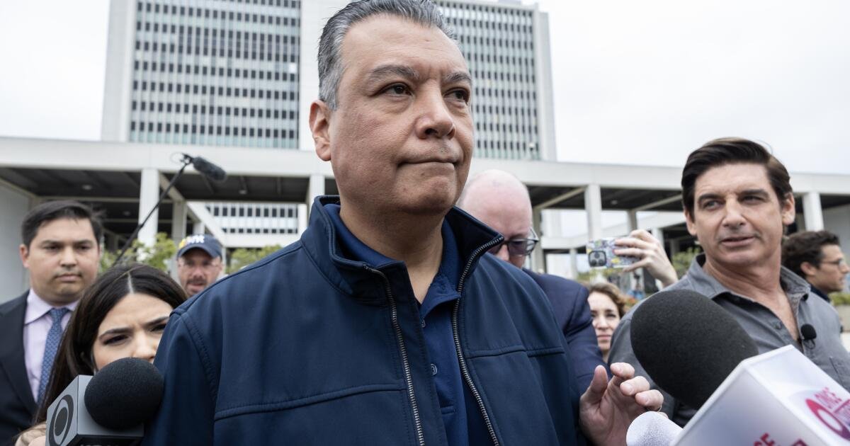 La guerra de Trump contra los latinos alcanza un nuevo mínimo en abuso del senador Alex Padilla