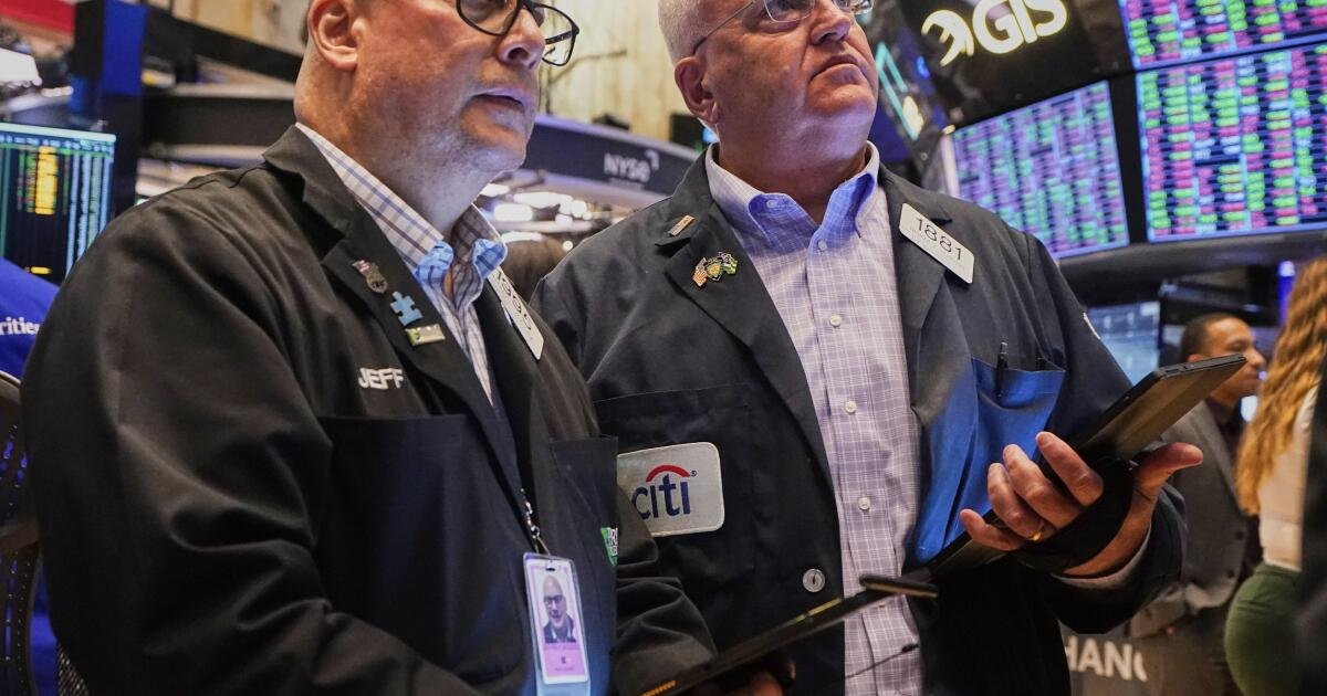 Las acciones estadounidenses se deslizan cuando Wall Street realiza sus movimientos finales antes del informe de trabajos del viernes