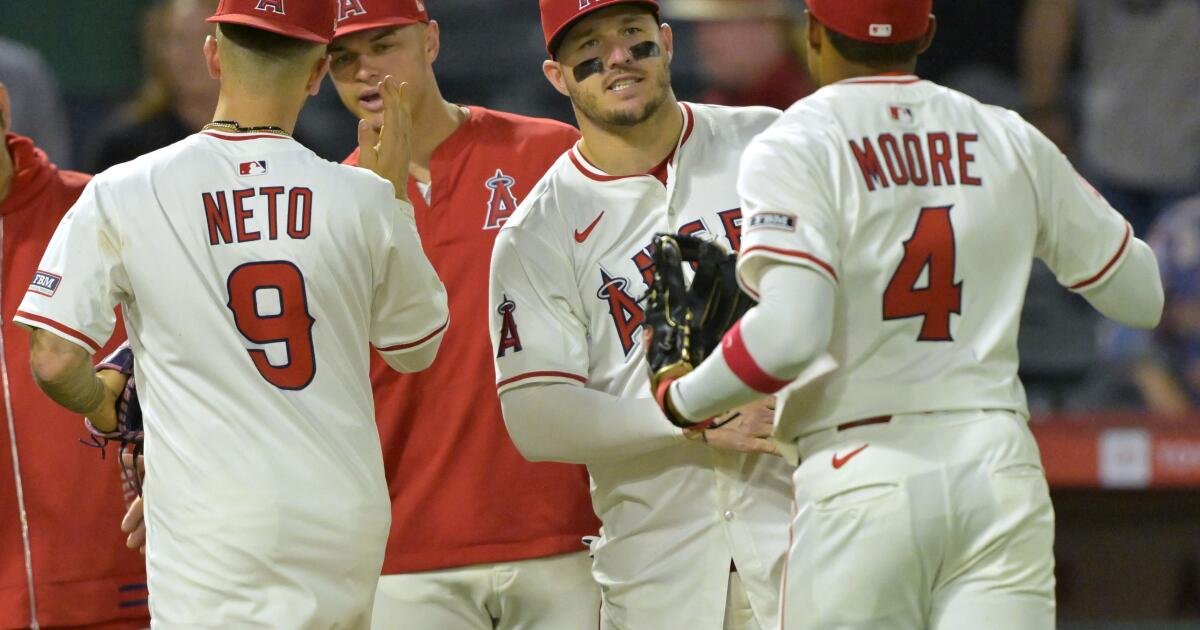 Los dos jonrones de Christian Moore ayudan a los ángeles a recuperarse para vencer a los Medias Rojas