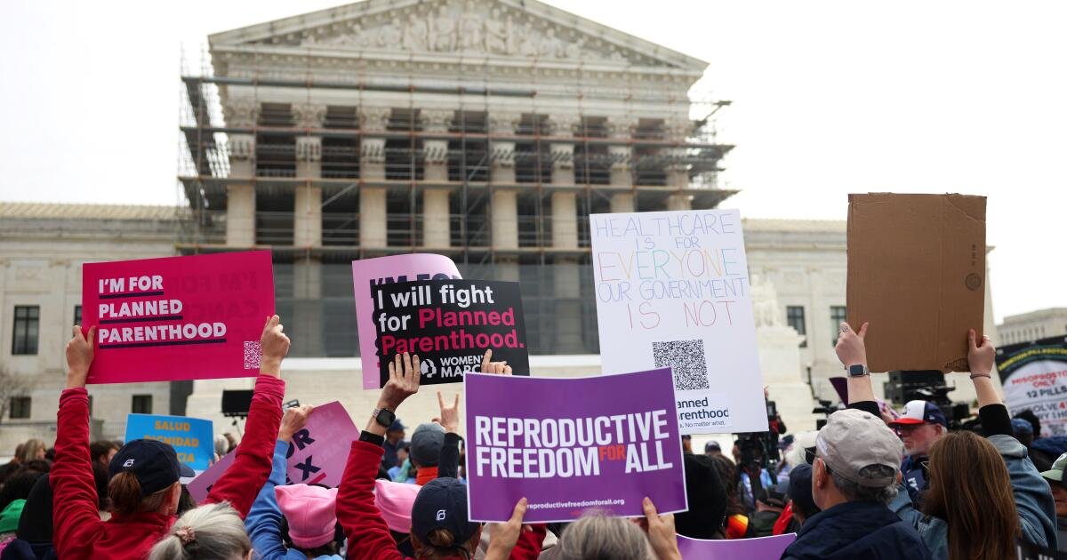 La Corte Suprema dice que los estados pueden impedir que las mujeres en Medicaid usen las clínicas de Planned Parenthood