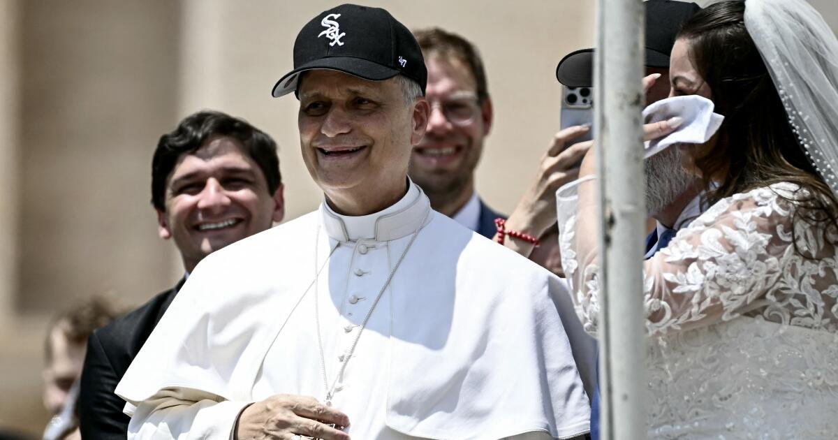 ¿Una gorra de los Medias Blancas en el Vaticano? El Papa Leo XIV es ‘como cualquier otro tipo en Chicago en el lado sur’