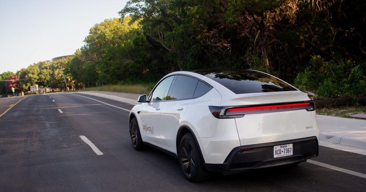 Los videos de Tesla Robotaxi muestran exceso de velocidad, conduciendo hacia el carril equivocado