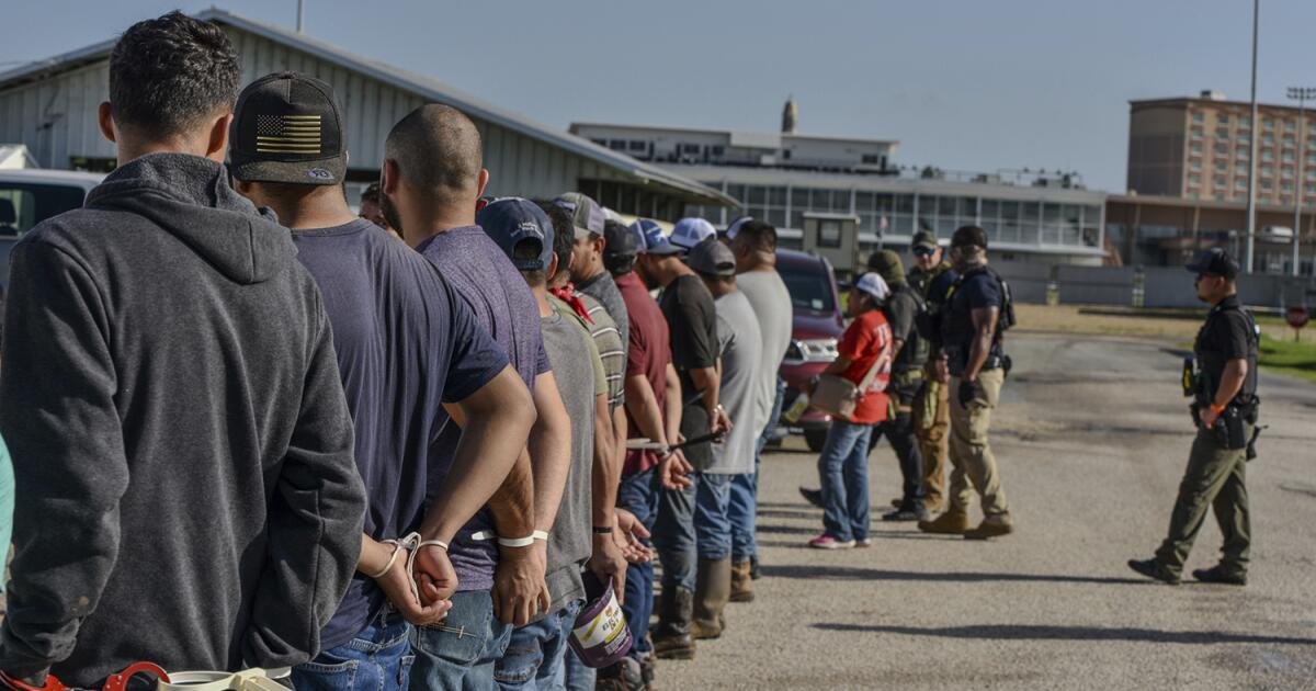 ICE arresta a 84 personas en la pista de carreras de Louisiana