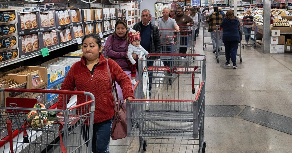 El sentimiento del consumidor aumenta por primera vez este año, ya que la inflación sigue siendo mansa