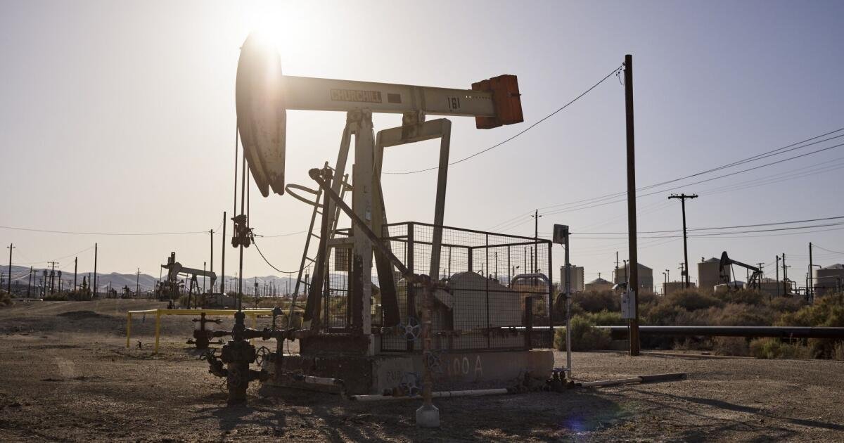 Se está realizando una prueba de microbios que comen petróleo en un campo de combustible fósil retirado en el Valle Central