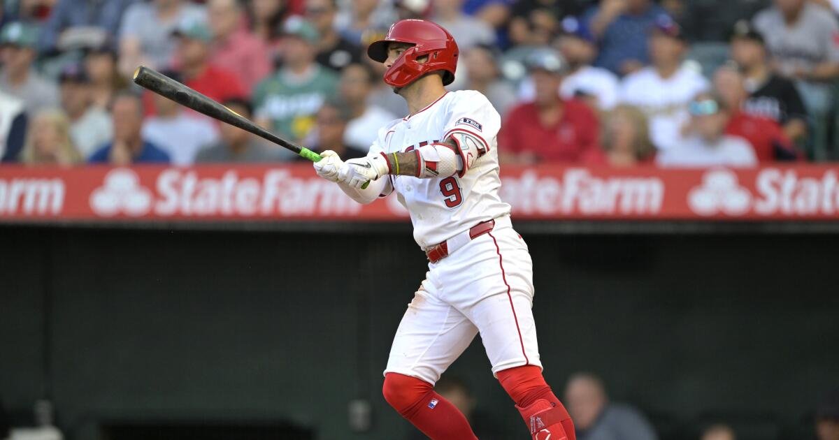 Zach Neto y el novato Christian Moore ayudan a levantar a los ángeles a ganar sobre los Medias Rojas