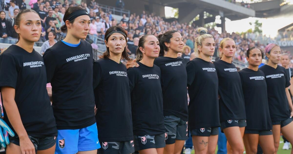 Angel City FC usa camisas que se declaran ‘Club de fútbol inmigrante City’