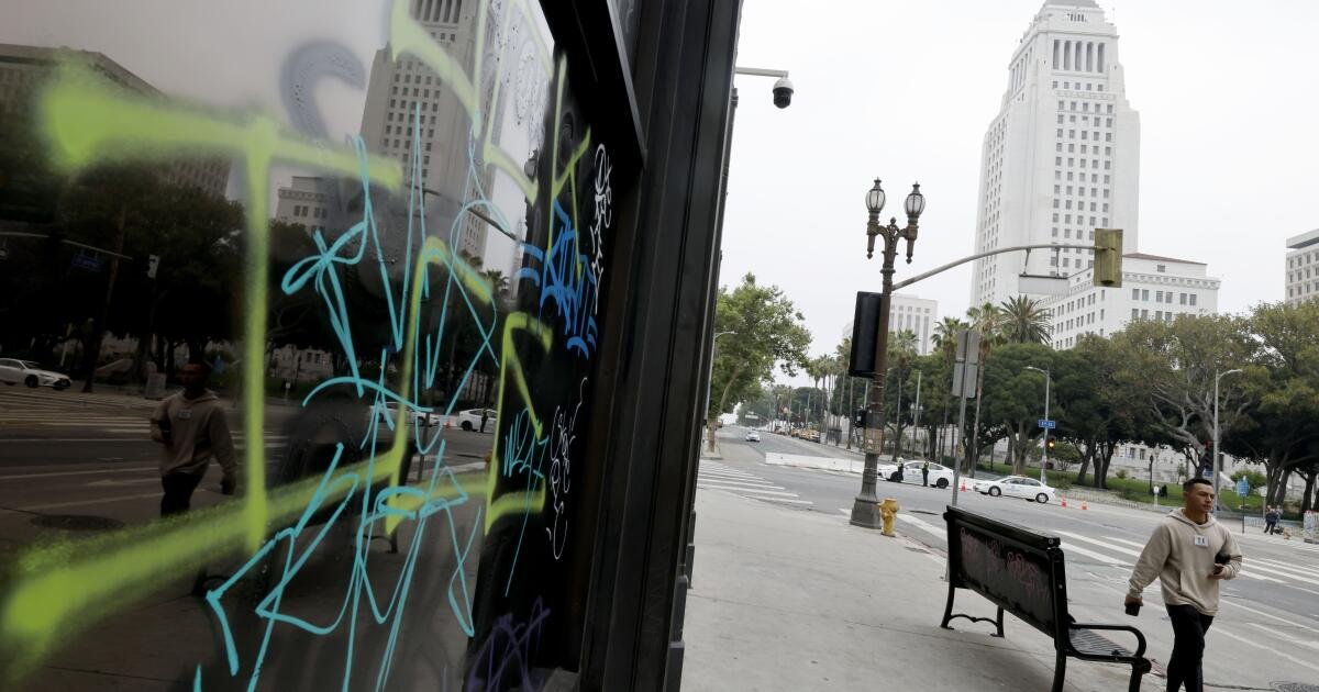 El centro de Los Ángeles se vandalizó después de las protestas. "Es algo habitual", dicen los residentes