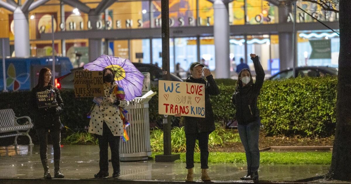 Hospital de niños en Los Ángeles detiene la atención transgénero bajo presión de Trump