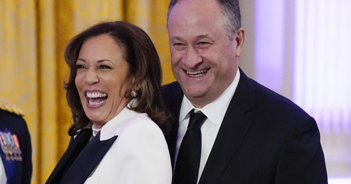 El esposo de la ex vicepresidenta Kamala Harris, Doug Emhoff, se une a la facultad de la Facultad de Derecho de la USC
