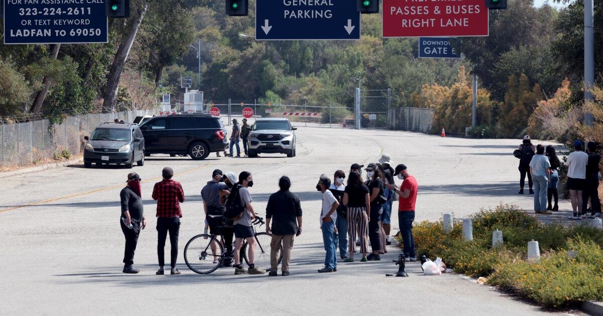 Cartas a los deportes: qué semana, desde ICE en el Dodger Stadium hasta la venta de Lakers