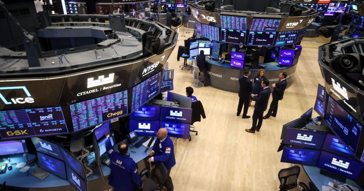 Las acciones se reunirán a pesar de las disminuciones de dólar extendidas, la encuesta de mercados encuentra