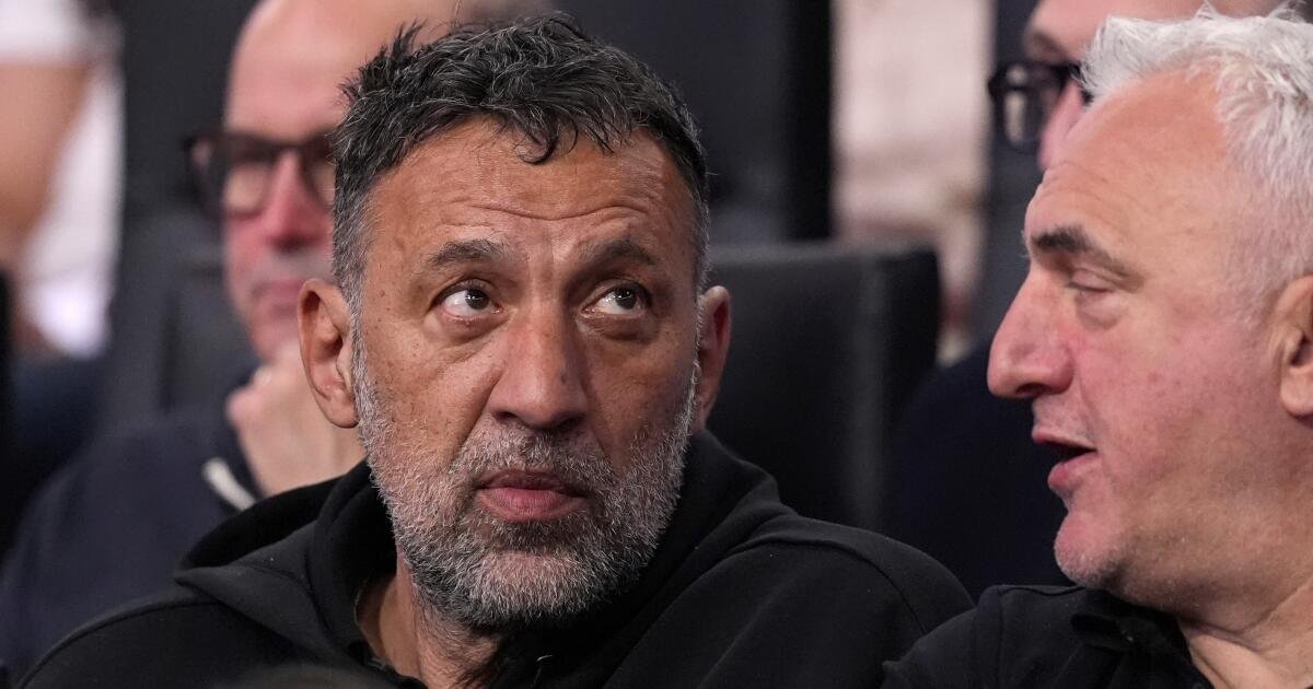 El ex Laker Vlade Divac se somete a una cirugía de emergencia después de romper la cadera en el accidente de motocicleta