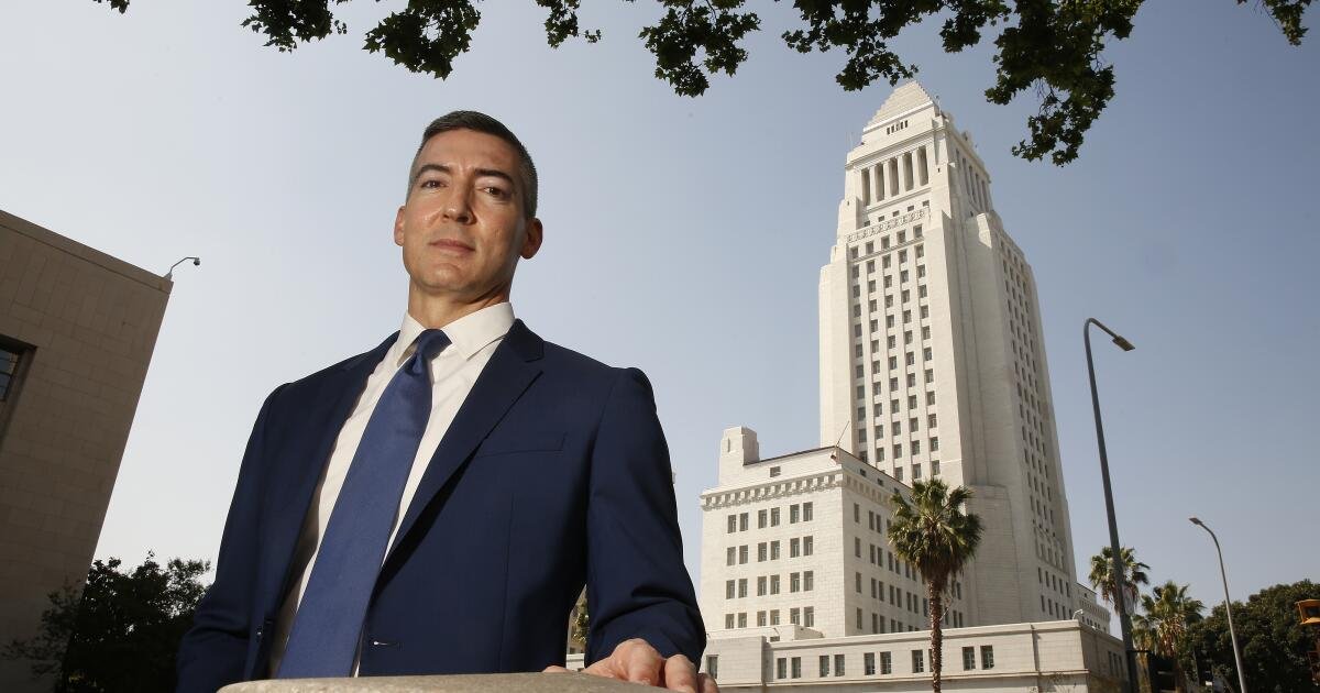 Este funcionario de la ciudad de Los Ángeles testificó durante cuatro días para que Karen Bass no tuviera que