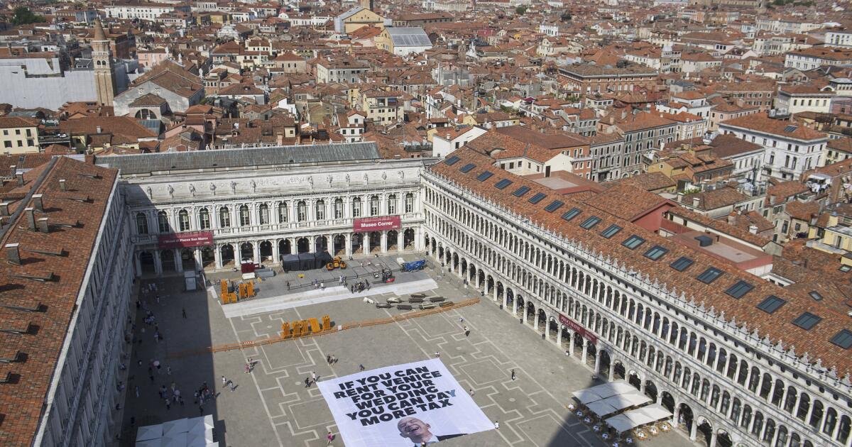 Greenpeace se une a la protesta contra Bezos con Venice Banner quejándose de exenciones de impuestos multimillonarios