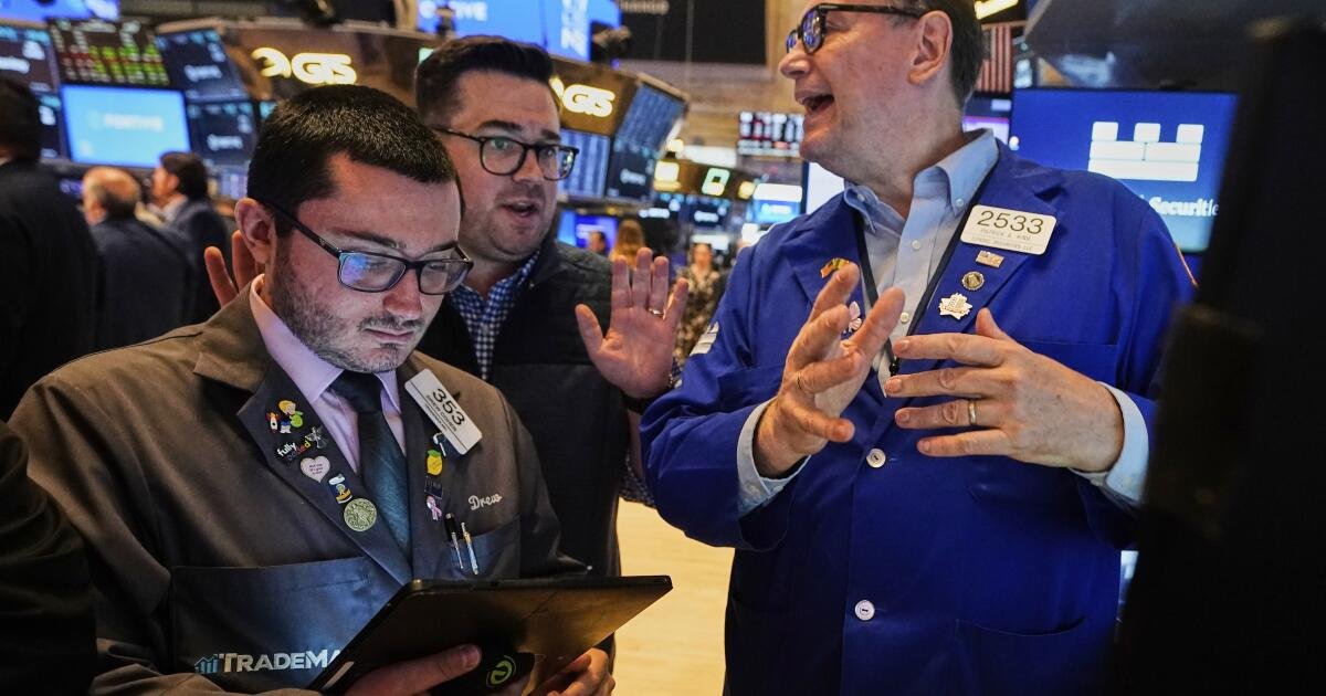 Las existencias se desploman y los precios del petróleo saltan cuando Trump insta a la rendición incondicional de Irán