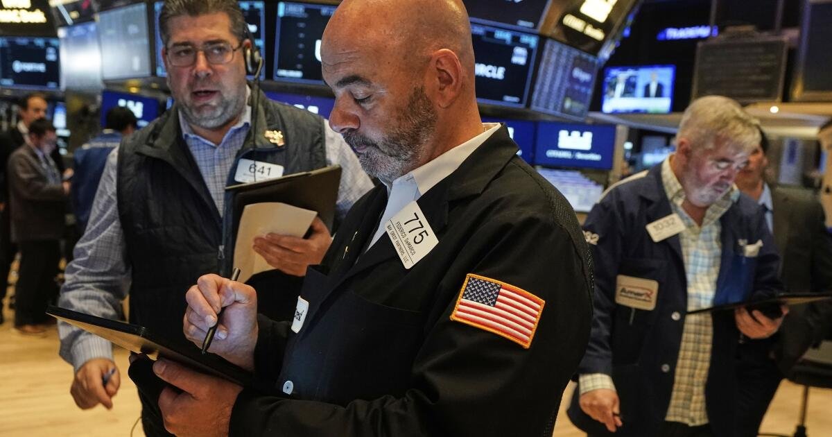 Wall Street se recupera de la conmoción del viernes a medida que las acciones estadounidenses aumentan y los precios del petróleo se facilitan