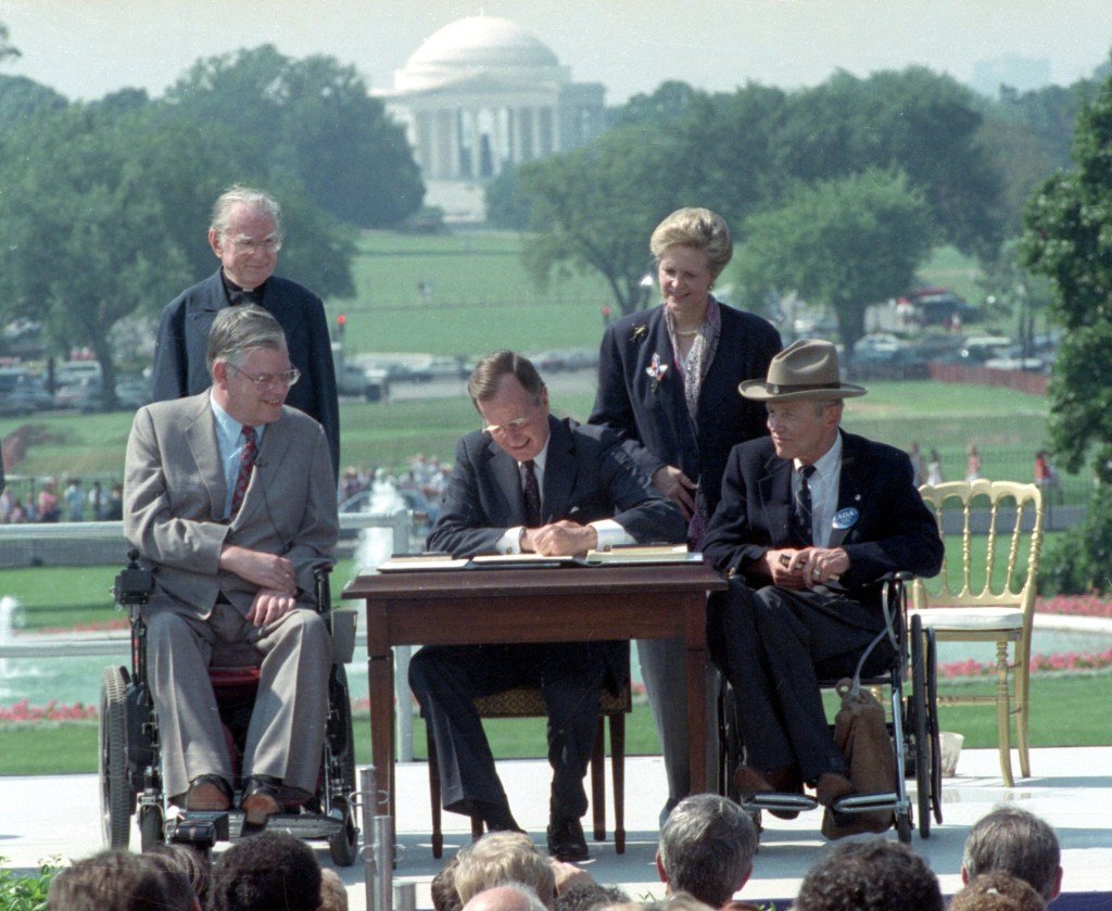 Hoy en Historia: 26 de julio, la Ley de Americanos con Discapacidades firmó la ley
