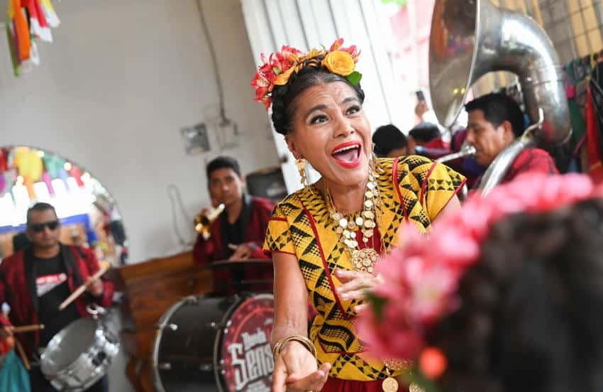 La alegre vela de la ciudad de Oaxaca del Festival Xhavizende se une a Dia Diáspora lejos de casa