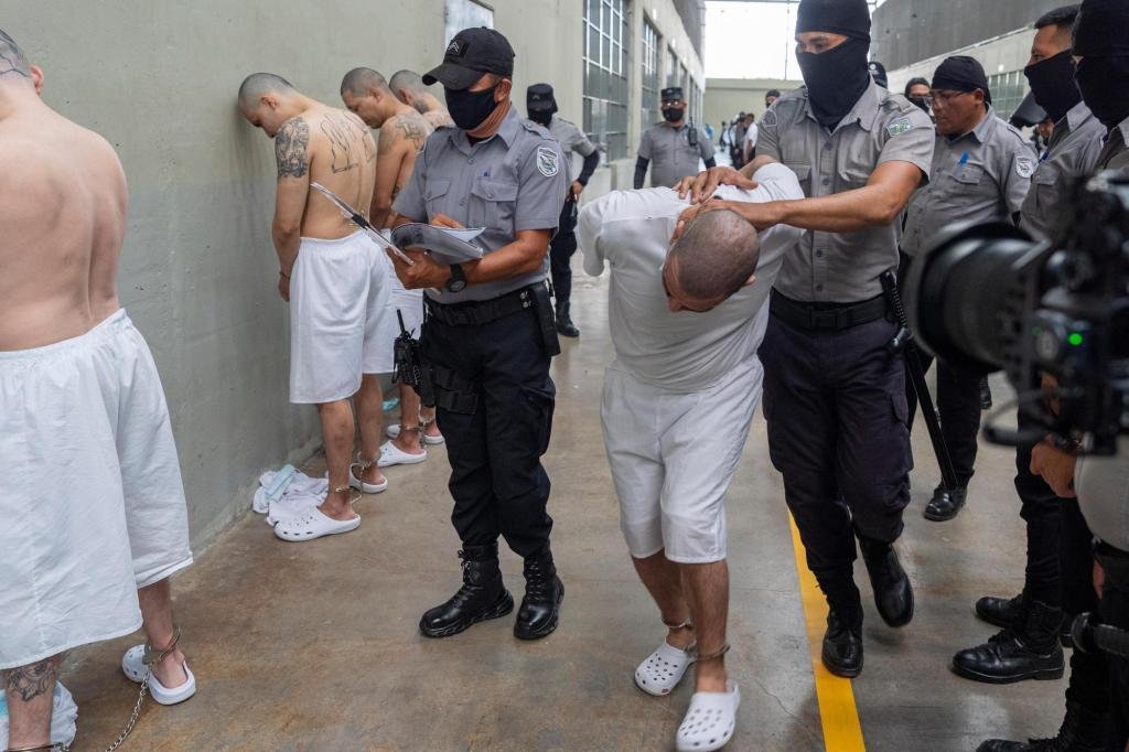 Los migrantes deportados de nosotros a la prisión salvador