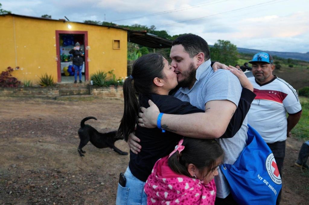 Los migrantes que regresan de Venezuela alegan abusos en la prisión ‘infierno’ de El Salvador donde los enviamos