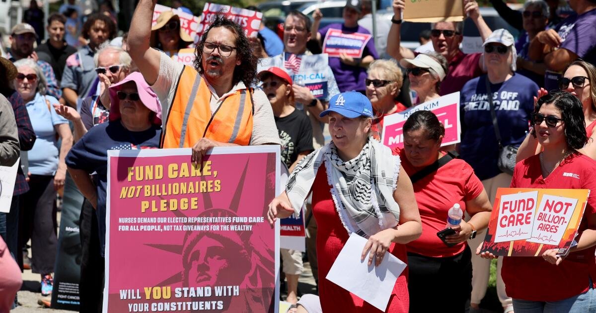 La congresista del Condado de Orange atacada por protestas por Megabill de Trump, recorta la atención médica