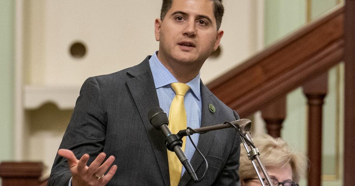 El principal fiscal federal de Trump en Los Ángeles lucha para asegurar las acusaciones en casos de protesta