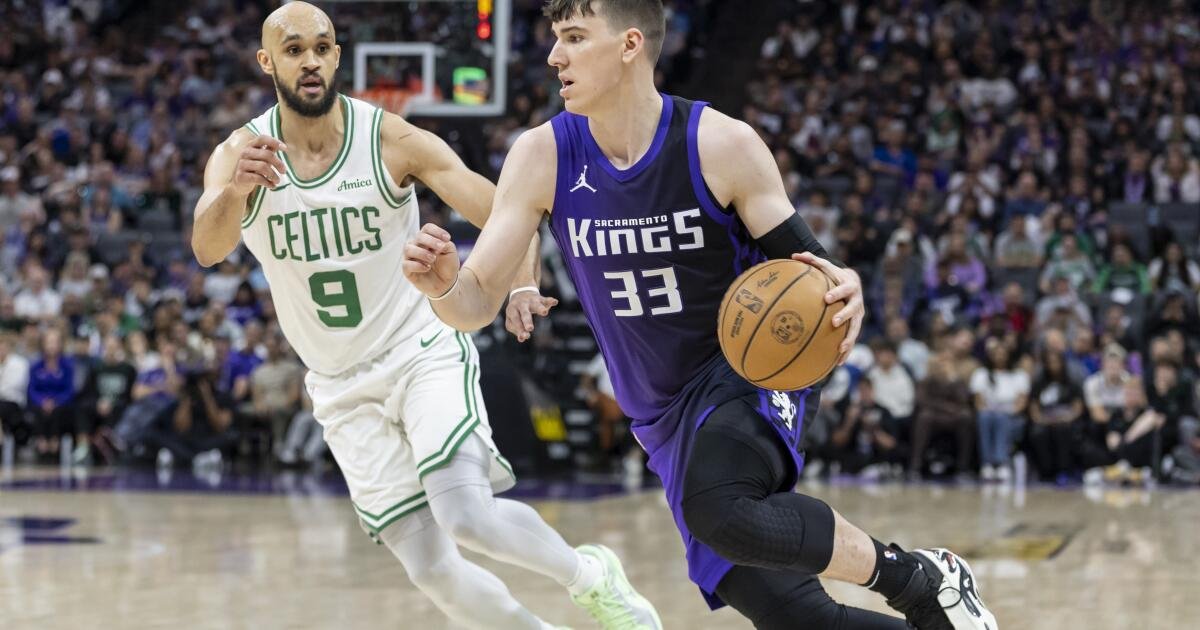 Los Lakers pierden a Dorian Finney-Smith, firma Jake Laravia