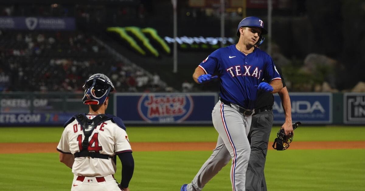 El abridor de los Angelinos José Soriano tira siete bolas rectas, encendiendo la victoria de los Rangers