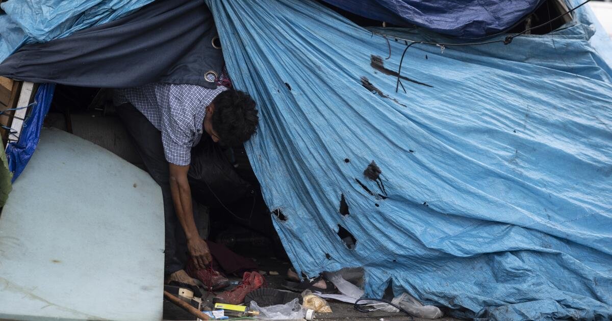 LA prometió eliminar 9,800 campamentos. ¿Pero se aloja a las personas sin hogar?
