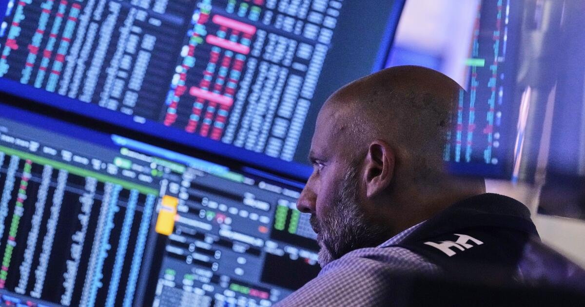 Las existencias se cierran más, empujando el S&P 500 y Nasdaq a más máximos