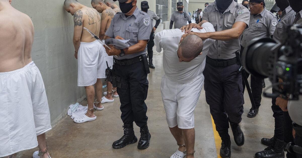 Los migrantes deportados de nosotros a la prisión salvador
