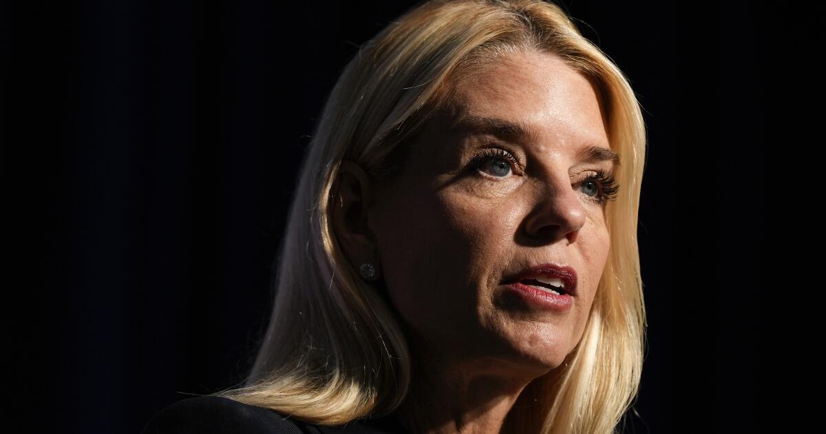 Pam Bondi esquiva preguntas sobre Epstein y Bongino en medio de la agitación del Departamento de Justicia