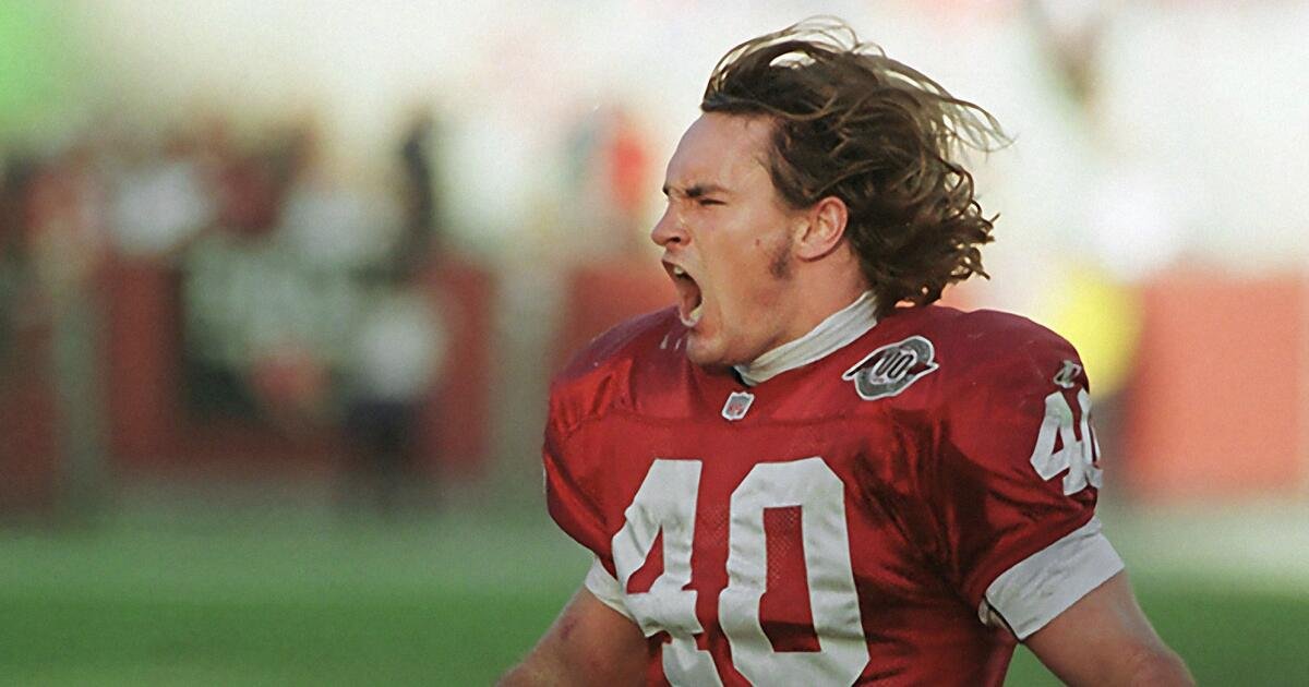 El hermano de Pat Tillman, Richard, es arrestado por presuntamente chocar el auto en la oficina de correos