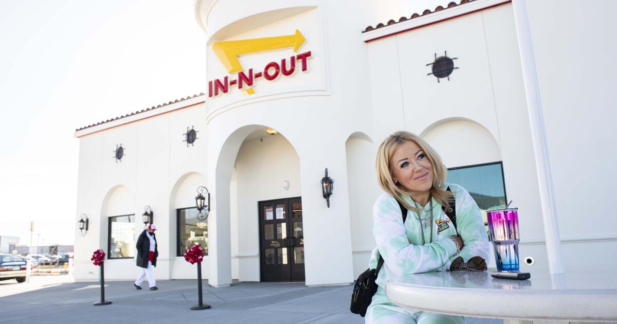 La propietaria de In-N-Out, Lynsi Snyder, dice que se va de California