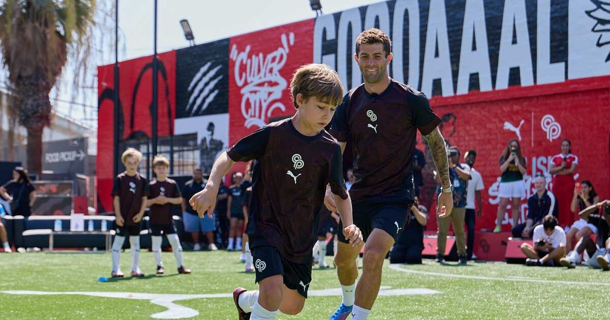 Lejos de la Copa de Oro, Christian Pulisic se conecta con jugadores de fútbol juveniles que lo inspiran
