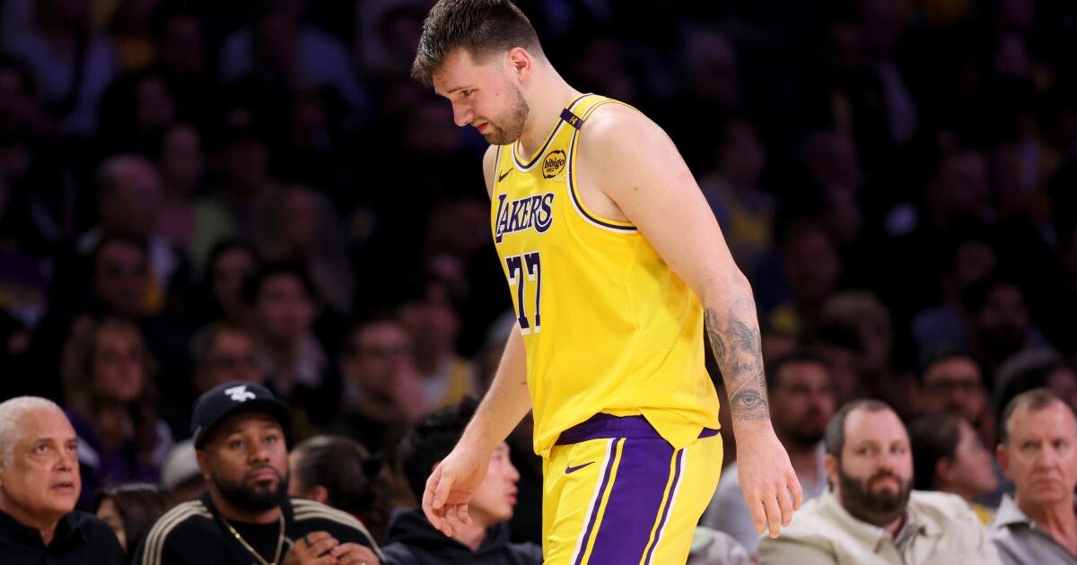 El informe deportivo: Luka Doncic tiene un nuevo aspecto mientras se prepara para la temporada completa con los Lakers