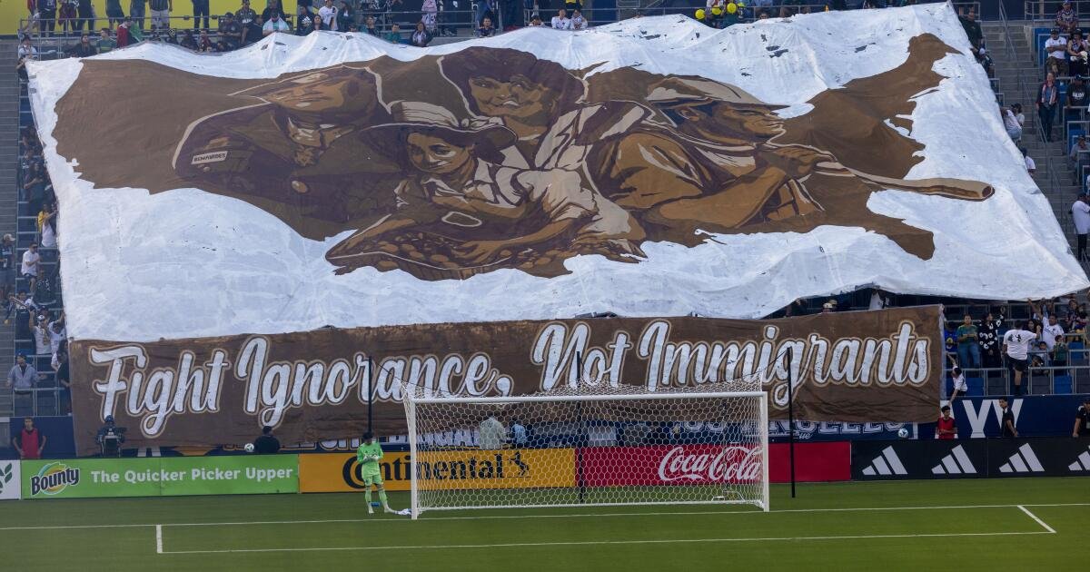 Los fanáticos de la Galaxia protestan por el silencio del equipo en respuesta a las redadas de hielo
