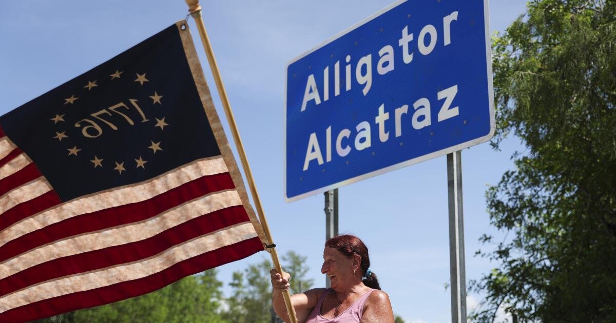 Los vuelos de deportación del centro de detención ‘Alligator Alcatraz’ de Florida han comenzado, dice DeSantis