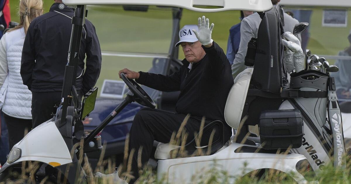 Trump juega al golf en Escocia mientras los manifestantes salen a las calles y denuncian su visita