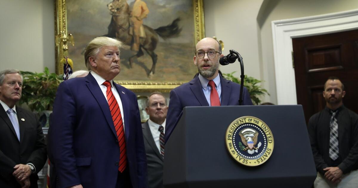 La Corte Suprema está bien los despidos masivos de Trump de empleados federales en más de una docena de agencias