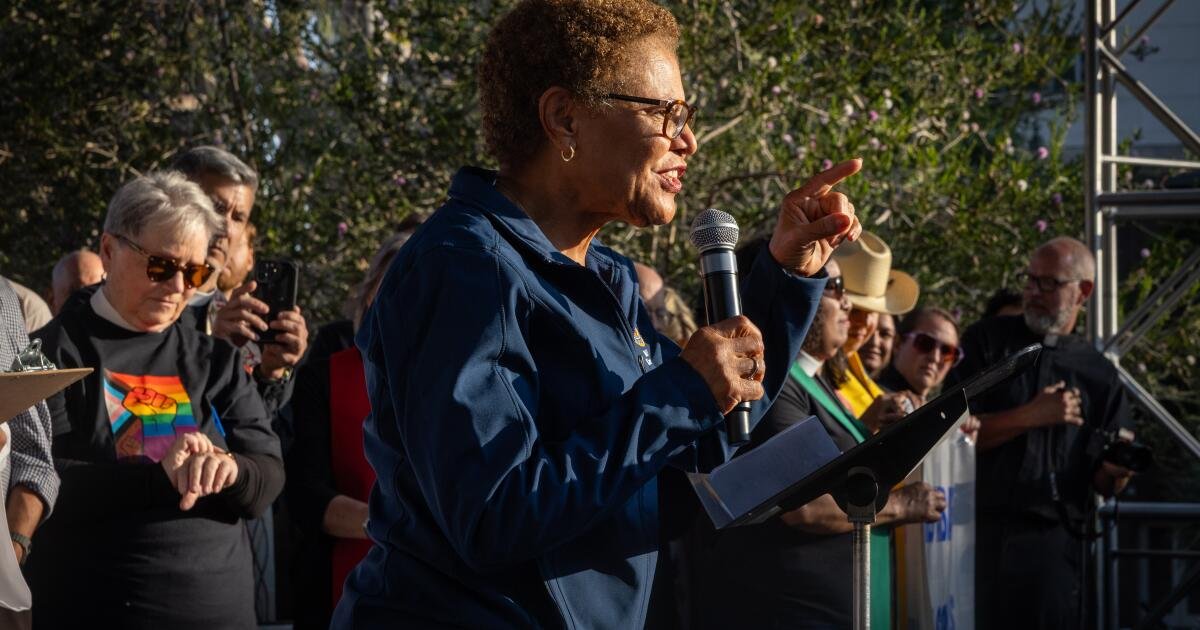 La administración Trump demanda a la alcaldesa Karen Bass, Ayuntamiento de Los Ángeles sobre política de santuario