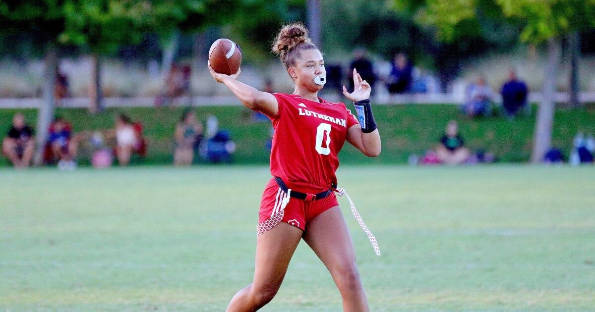 El mariscal de campo Makena Cook volverá como destacado el fútbol de la bandera de Orange Lutheran