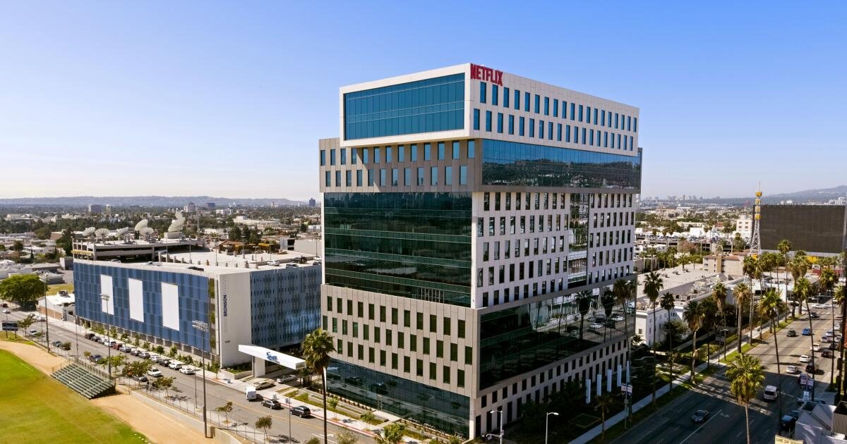 El ex empleado de Netflix demanda por la terminación injusta, alega discriminación y represalia