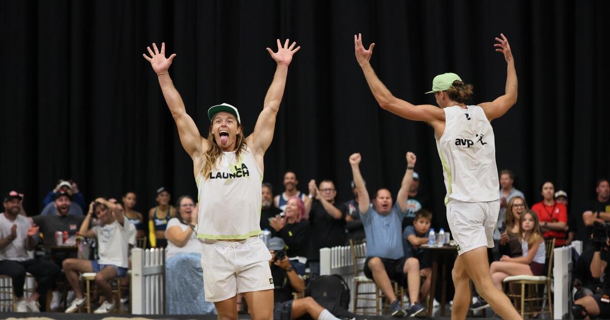 Hagen Smith de La lanzamiento inspirado en su padre durante el juego de la liga AVP en Intuit Dome