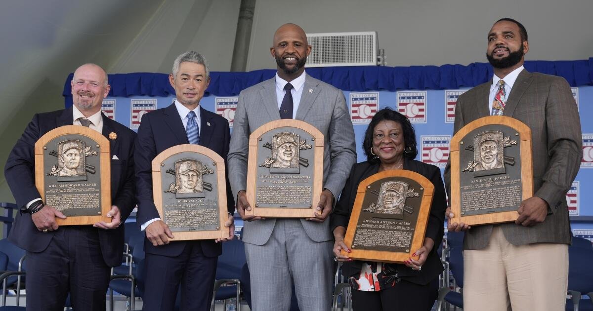 Ichiro Suzuki roba el espectáculo en las ceremonias de inducción del Salón de la Fama del Béisbol