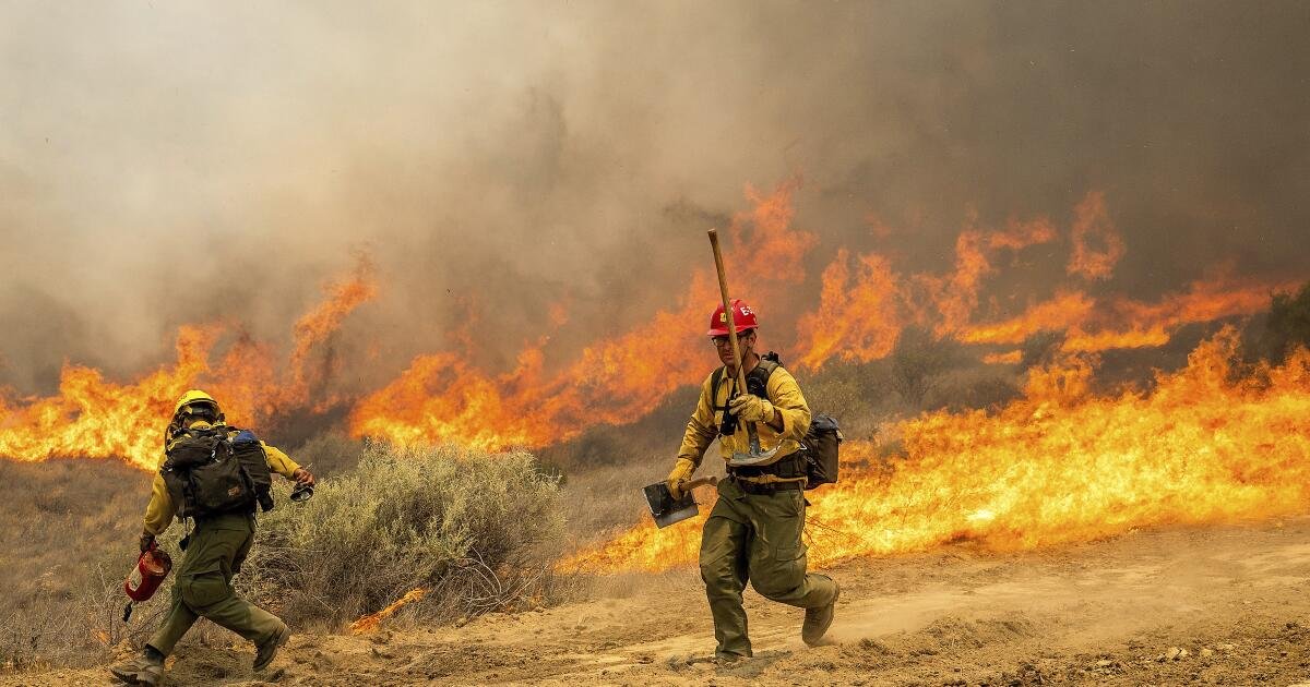 Madre Fire envuelve más de 80,000 acres, pero reforzados tripulaciones y mejor clima refuerza la pelea