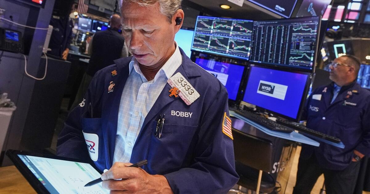 Wall Street termina mezclados en medio de los nuevos plazos arancelarios de Trump