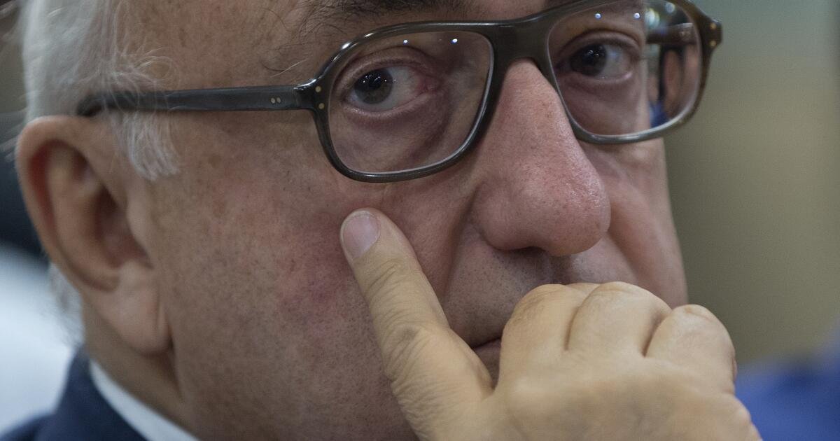 Ex ejecutiva de la CAA acusada de tráfico de una mujer que dice que la mantuvieron como un «esclavo sexual»
